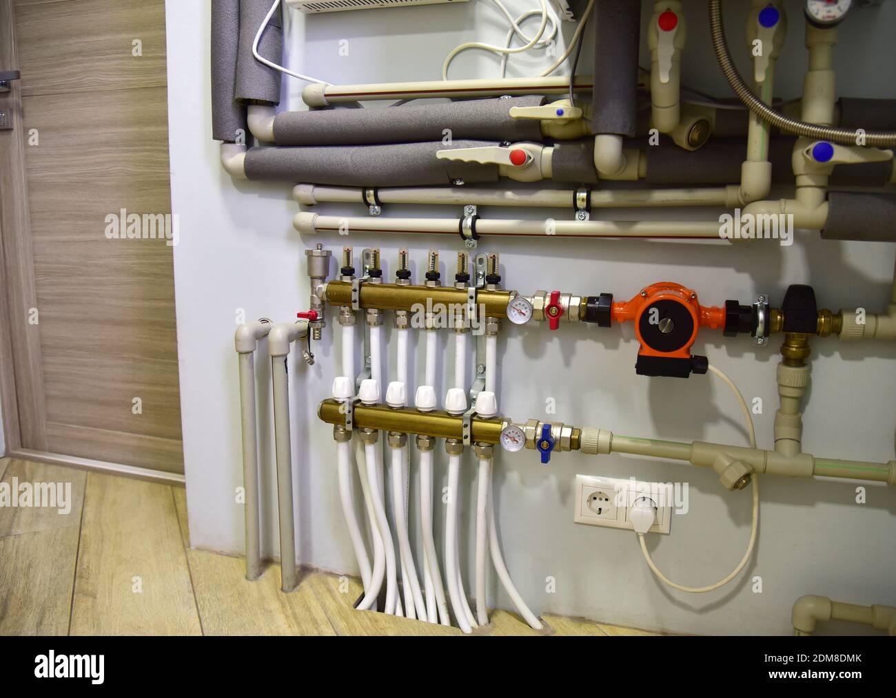 Impianto di riscaldamento autonomo nel locale caldaia di casa. Sistema di alimentazione dell'acqua domestica. Alimentazione acqua per riscaldamento a pavimento. Sistema di filtraggio dell'acqua piovana. Servomeccanismo, Foto Stock