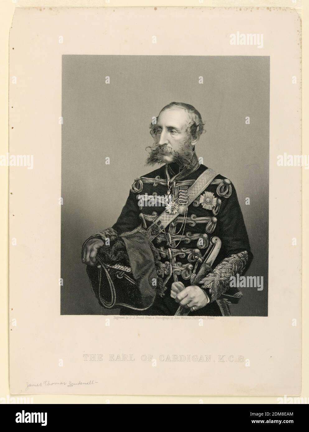 Ritratto di James Thomas Brudenell, D. J. Pound, britannico, attivo ca. 1860, John Watkins, incisione su carta, ritratto a mezza lunghezza di James Thomas Brudenell, settimo Conte di Cardigan (1797-1868), mostrato rivolto leggermente a sinistra. Indossa l'uniforme militare completa, i guanti nella mano sinistra e il cappello nella sua destra. Indossa whisker e baffi di trotto., Inghilterra, ca. 1860, Stampa Foto Stock