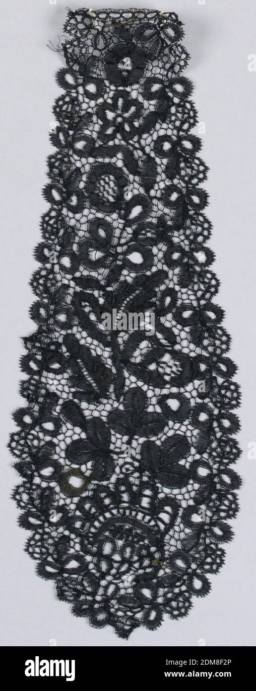 Cap Fragment, Medium: Silk tecnica: Pizzo di bobina, stile inglese, Cap Fragment di merletto nero di Honiton in un disegno che mostra lo shamrock, rosa e tistle per Inghilterra, Irlanda e Scozia., Inghilterra, 19 ° secolo, merletto, Cap Fragment Foto Stock