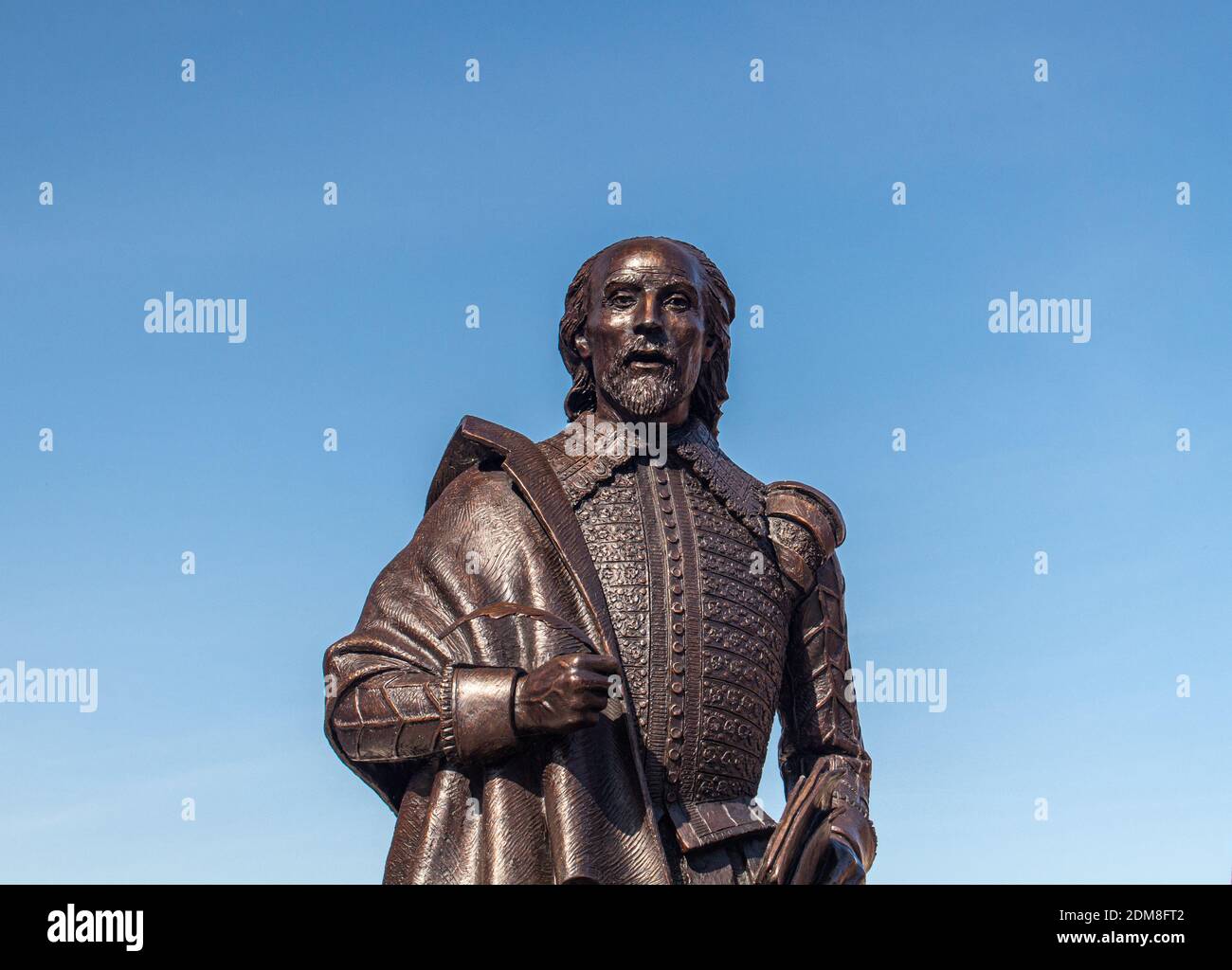 Statua in primo piano del Bard, William Shakespeare, nel mezzo di Stratford-upon-Avon Foto Stock