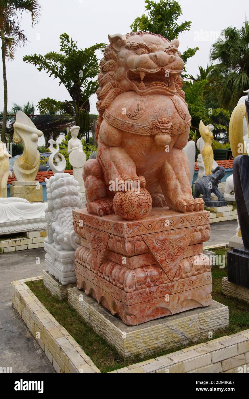 Classica fabbrica d'artigianato cinese statua del leone, Vietnam del Nord Foto Stock