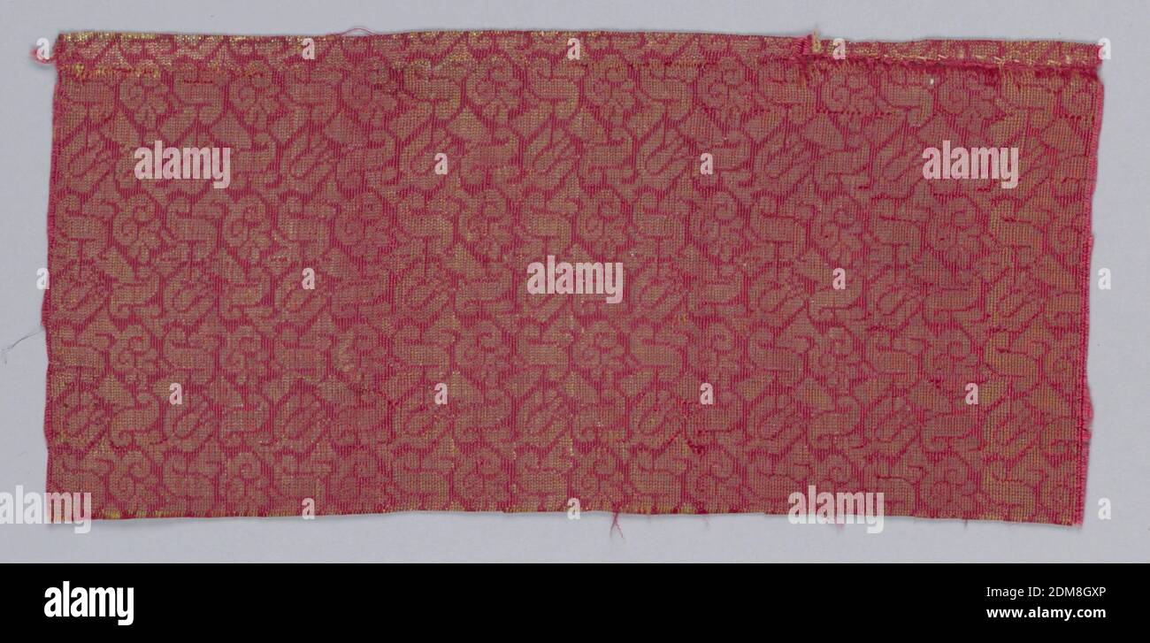 Fragment, Medium: Filo di seta e metallo, forme floreali e a S rivolte in direzioni alternative. In oro e argento su terra rossa., 17 ° secolo, tessuti tessuti, frammento Foto Stock