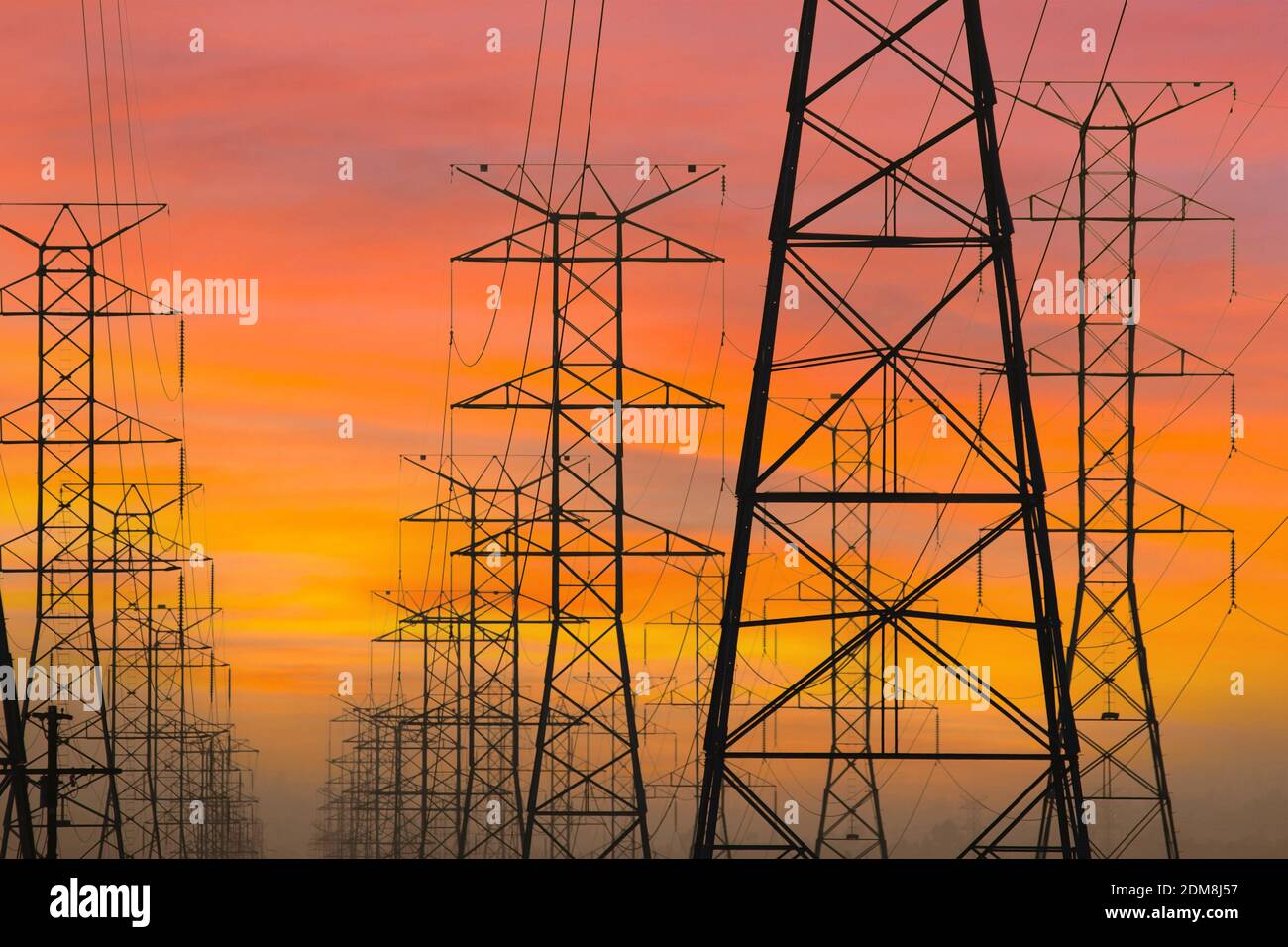 Tre file di torri elettriche con cielo all'alba a Los Angeles, California. Foto Stock