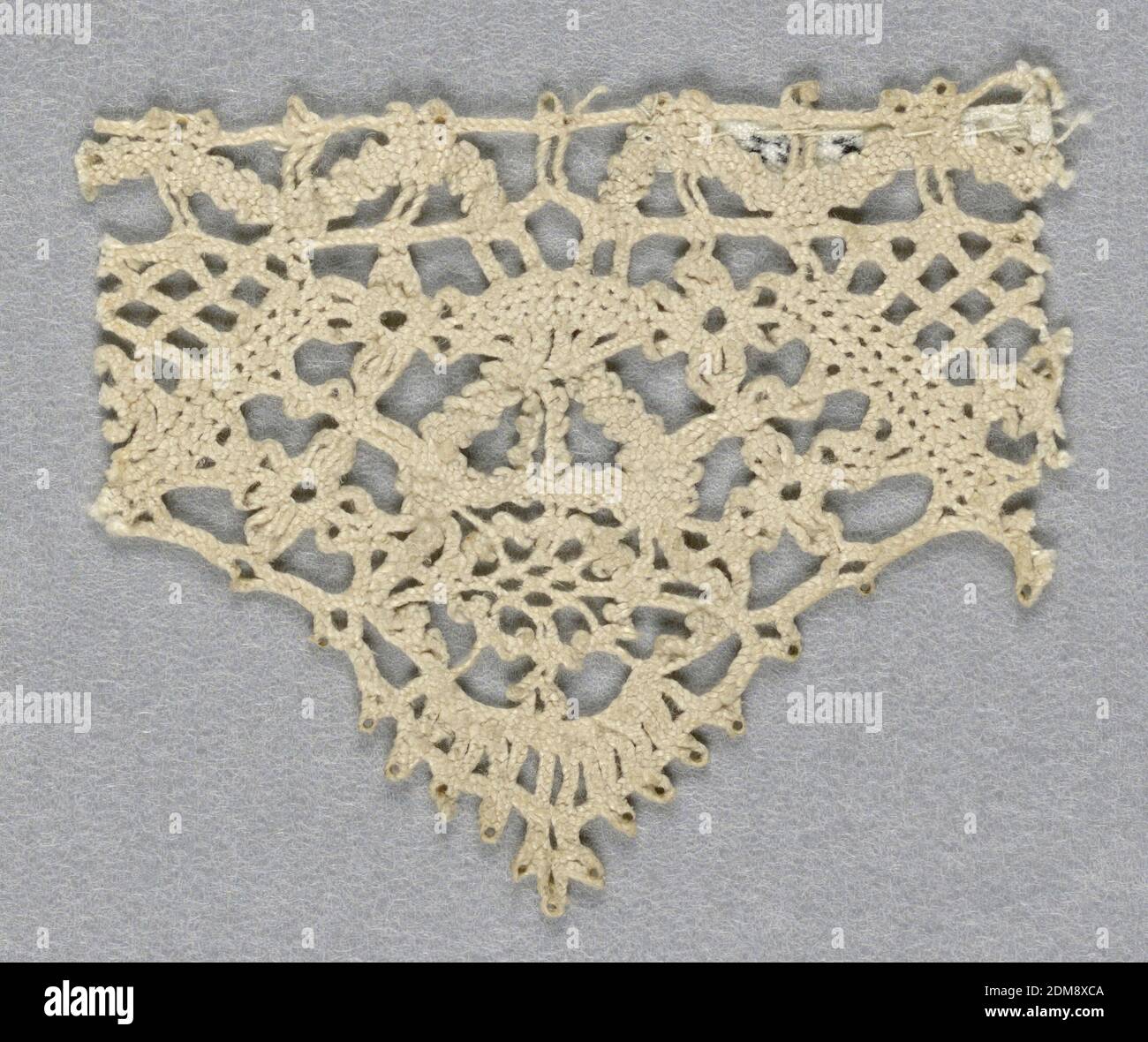 Frammento, Medio: lino tecnica: Pizzo a bobina, treccia continua come, modello di reticolo e forme floreali come, 16 ° secolo, pizzo, frammento Foto Stock