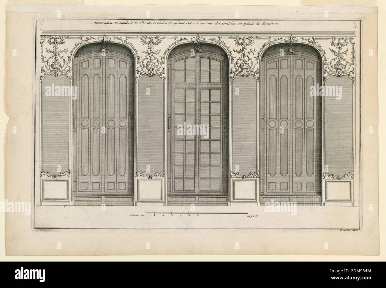 Pannelli della Sala d'Assemblea in Palais Bourbon, Jacques Gabriel, 1667–1742, Jean Aubert, 1680–1741, Jean Mariette, 1660–1742, incisione su carta, Vista del muro con tre finestre in nicchie poco profonde. Pannelli tra loro con specchi. Pannelli sopra finestre e specchi con decorazione a chiocciola con piccoli trofei. Inscritto, margine superiore: "Decoration du Lambris du Côté des croisées du Grand cabinet ou Salle d'assemblée du palais de Bourbon"; in basso a destra: "Mariette ecc.", Francia, ca. 1727, Stampa Foto Stock