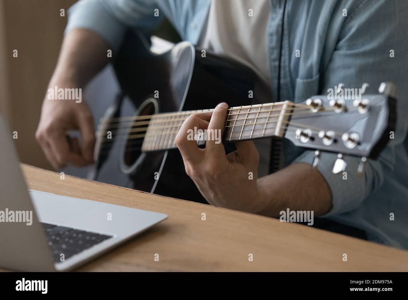 Primo piano dell'artista maschile suona la chitarra Foto Stock