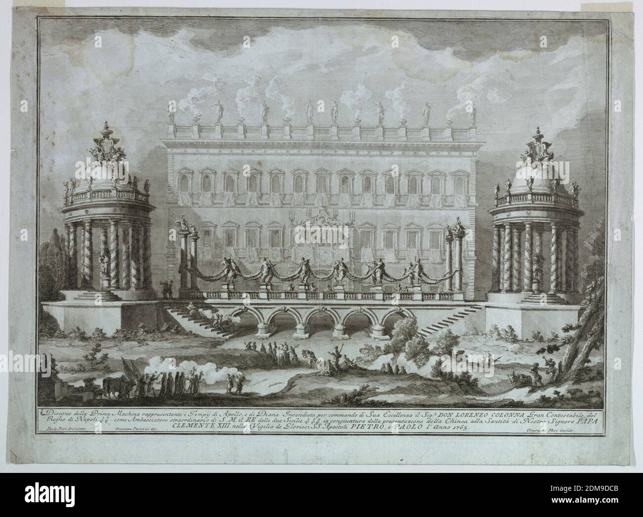 I templi di Apollo e Diana costruiti per il primo giorno dei fuochi d'artificio a SS. Pietro e Paolo di Paolo Posi, Giuseppe vasi, 1710 – 1782, Paolo Posi, Italiano, 1708 - 1776, Etching Paper; acquarello: giglio in ovoide doppio sormontato da V, rettangolo orizzontale. Le due tempie circolari a cupola, a cui conducono i gradini, sono a sinistra (Apollo) e a destra (Diana) e sono collegate da una struttura a ponte. Sullo sfondo è il Palazzo Franese, decorato per la celebrazione. In primo piano, i lavoratori tagliano il legno mentre altri partecipanti formano una processione con vasi da fumo. Linee di framing. Foto Stock