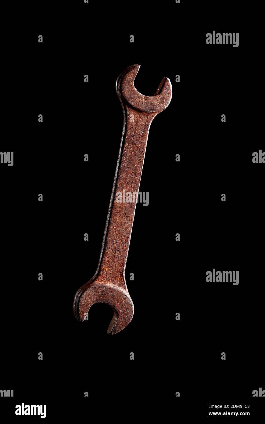 Vecchio strumento chiave Rusty su sfondo nero Foto Stock