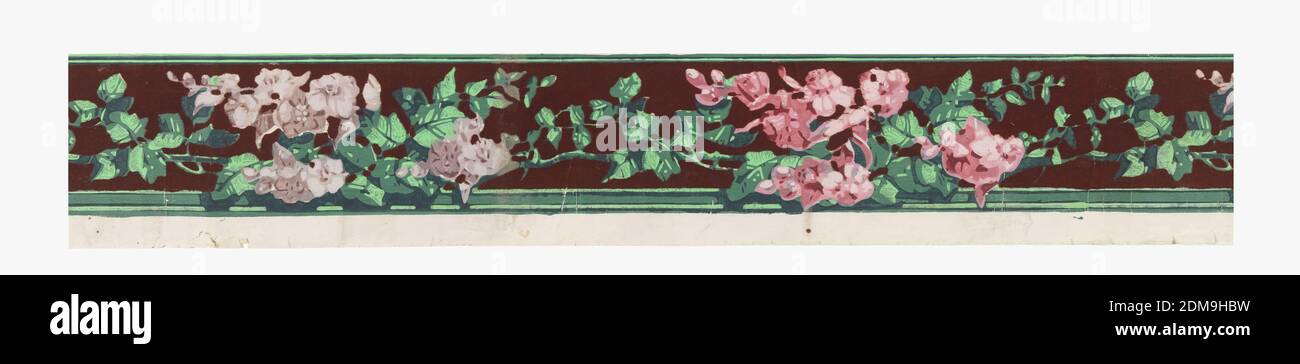 Bordo, stampato a blocchi su carta a macchina, bordo stretto, con ampia banda di fiori venenti, alternati tra lavanda e fiori rosa. Una banda verde lungo il bordo inferiore. C'è uno sfondo di gregge di borgogna dietro l'ampia fascia superiore. Stampato in floccato di borgogna, lavanda, rosa e verde su un terreno bianco, N. H 367, Francia, 1850–75, Wallcoverings, Border Foto Stock