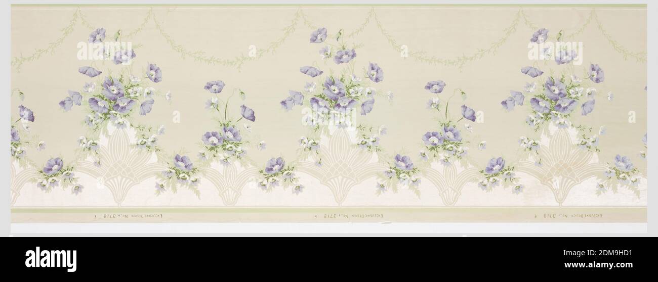 Fregio, Maxwell & Co., S.A., Chicago, Illinois, USA, carta stampata a macchina, un disegno ripetitivo di vasi di mica grandi e piccole alternati riempiti di bouquet di fiori di lavanda, collegati da viti floreali complementari, su un sedone di avorio che sbiadisce di nuovo su sfondo avorio contenuto all'interno dei confini di celedone e mica., USA, 1905–1915, Wallcoverings, Frieze Foto Stock