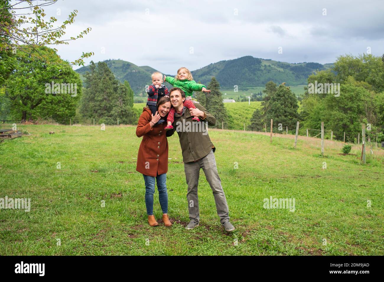 Un ritratto di una famiglia di 4 persone nel cortile Di una casa in America rurale Foto Stock