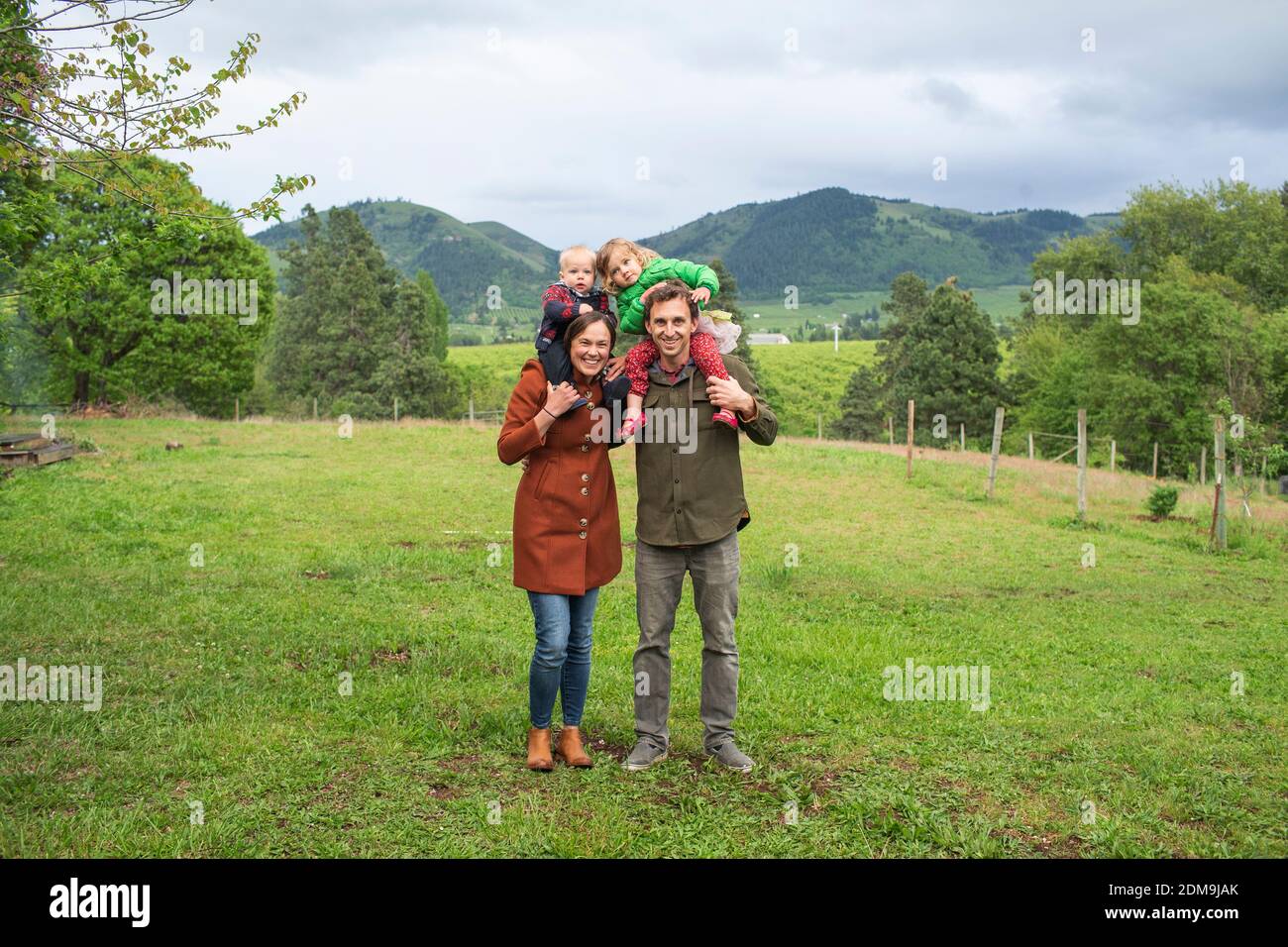 Un ritratto di una famiglia di 4 persone nel cortile Di una casa in America rurale Foto Stock