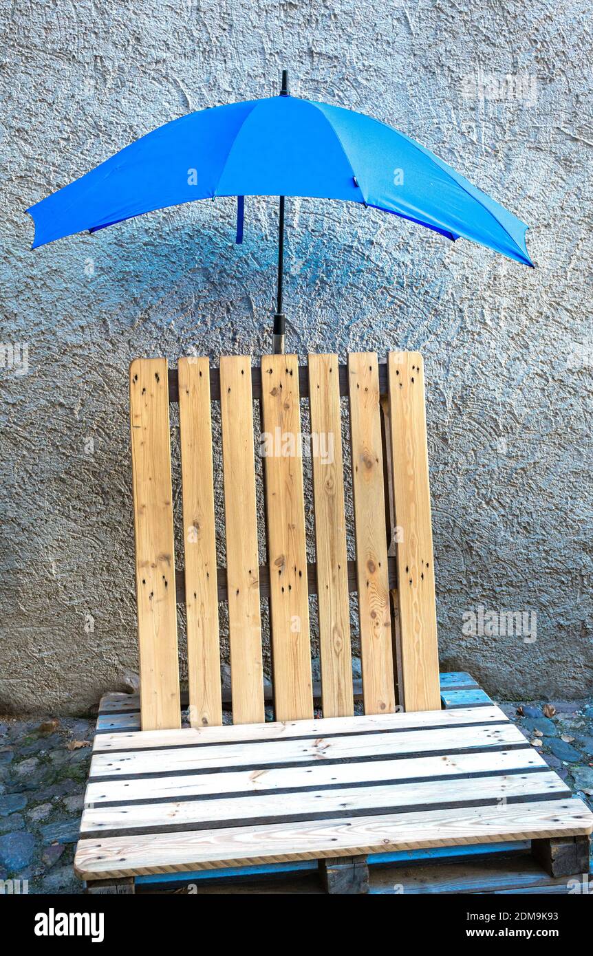 Pallets di legno con ombrello Foto Stock