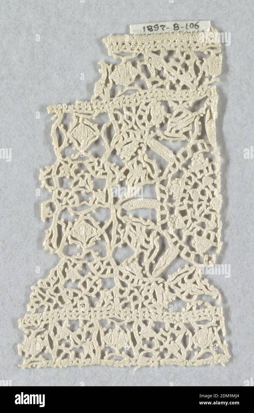 Fragment, Medium: linen tecnica: Griglia di elementi ritirati lavoro con laccio ad ago (stile reticella), inserimento di reticella con ampia banda centrale delimitata da due fasce strette in un disegno geometrico elaborato e lavorato a stretto contatto., Italia, XVI secolo, laccio, frammento Foto Stock