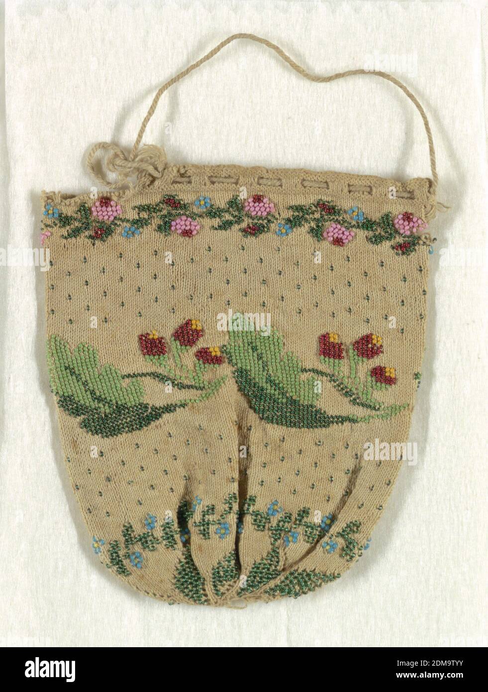 Borsa, Medium: lino, perline di vetro tecnica: Lavorazione a maglia in perline, borsetta lavorata a maglia con perline di vetro colorate in un disegno di fasce floreali su un terreno bianco sparso con perline verdi., USA, metà del XIX secolo, costume & accessori, Borsa Foto Stock