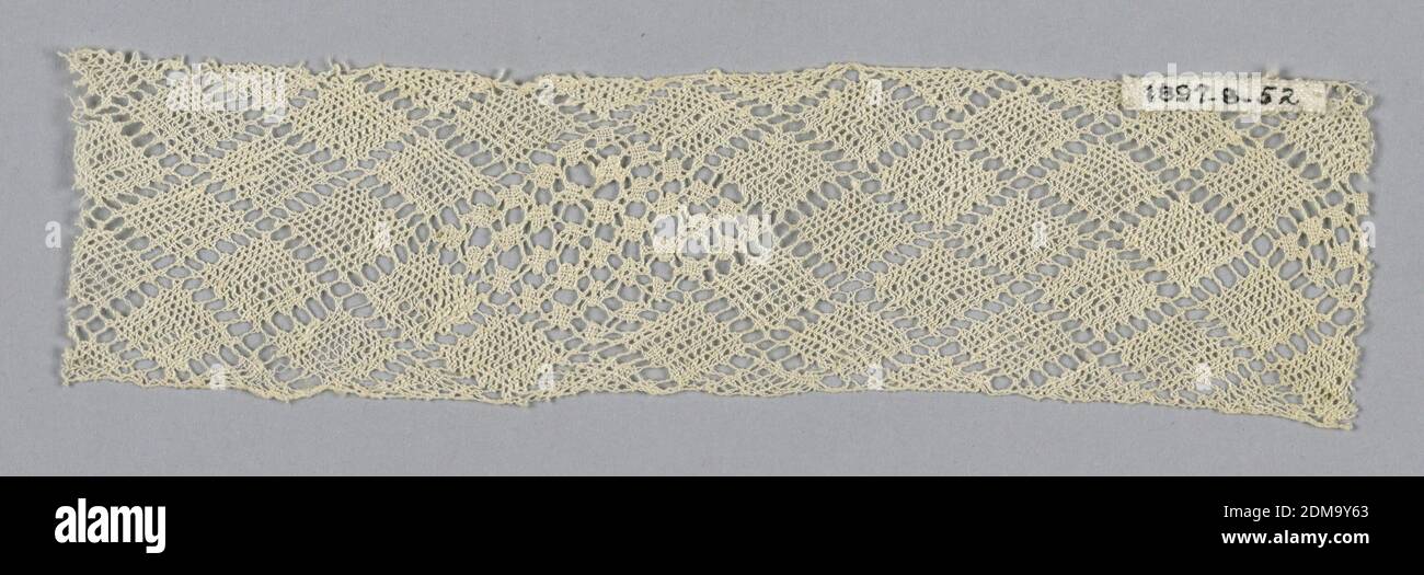 Frammento, Medio: lino tecnica: Pizzo di bobina, modello di piccole losanghe piane e grandi losanghe decorate., Inghilterra, primi del 19 ° secolo, pizzo, frammento Foto Stock