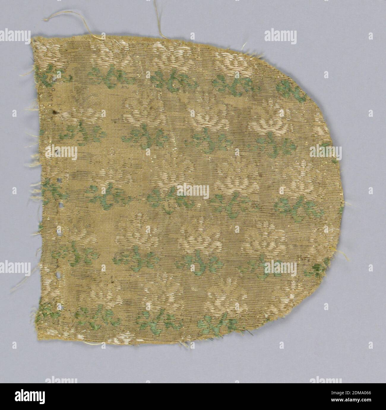 Frammento, medio: Seta e tecnica metallica: Trame supplementari in verde e bianco su tessuto argentato, frammento con un bordo curvo. Disegno di fiori disposti in file rivolte in direzioni alternate., 17 ° secolo, tessuti tessuti, frammento Foto Stock