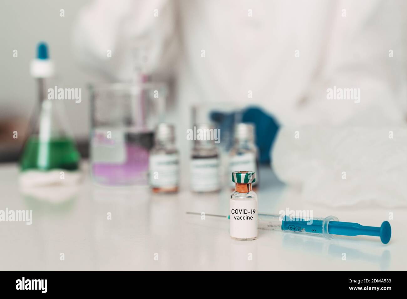 test di laboratorio per esperimenti su vaccino covid-19 Foto Stock