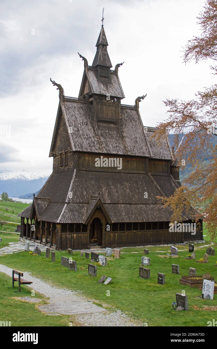 La Chiesa di Hopperstad Stave si trova su UNA collina vicino Il bel Sognefjord Foto Stock