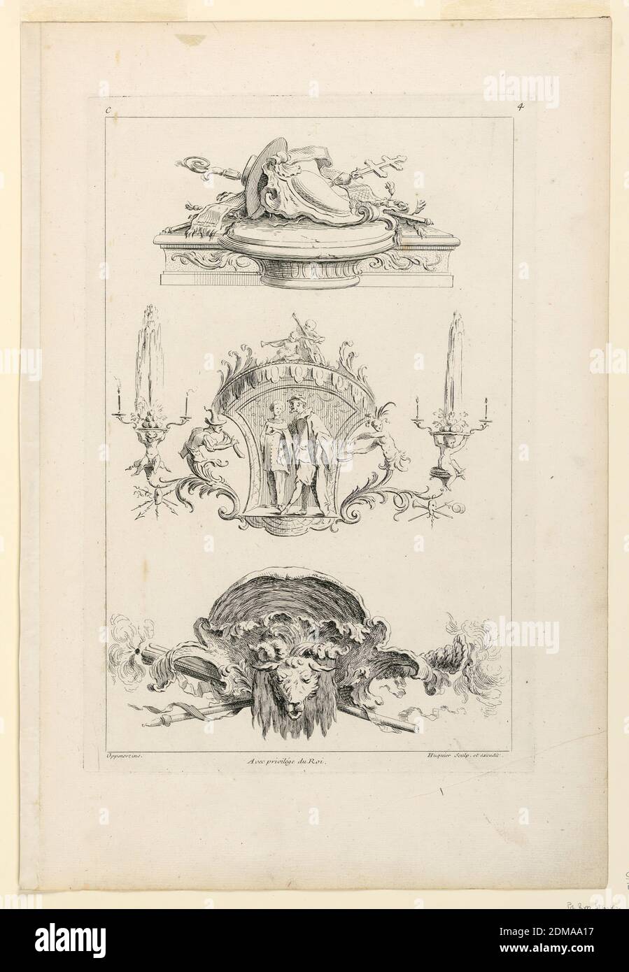 Pagina 4 da 'Toisieme Livre Contenant Des Frises ou Paneaux en longueur Inventés Par G. M. Oppenort Architecte du Roi et Gravés par Huquier', Gilles-Marie Oppenord, francese, 1672–1742, Gabriel Huquier, francese, 1695–1772, incisione su carta, tre composizioni ornamentali. Primo (superiore): Una console con fantasiosa disposizione di cappelli, ecc. al centro: Attori di una commedia italiana in un design arabesco. Terzo: Testa di un martinetto contro una conchiglia. Inscritto, in alto a sinistra: 'C'; in alto a destra: '4'; in basso a sinistra: 'Oppenort inv.'; al centro: 'Avec Privilege du Roi'; in basso a destra: 'Huquier sculp. Et excutit Foto Stock