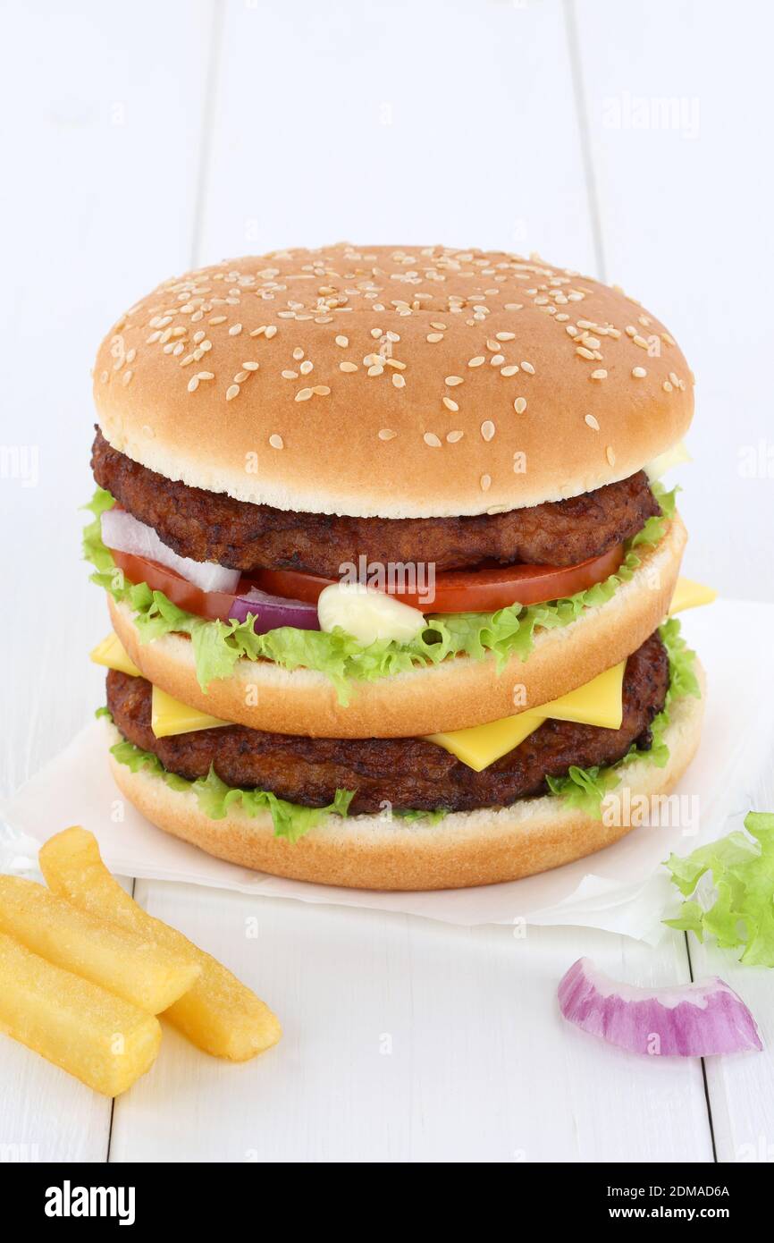 Doppia Doubleburger Burger Hamburger Textfreiraum Copyspace Fleisch Käse Tomaten Salat ungesund Foto Stock
