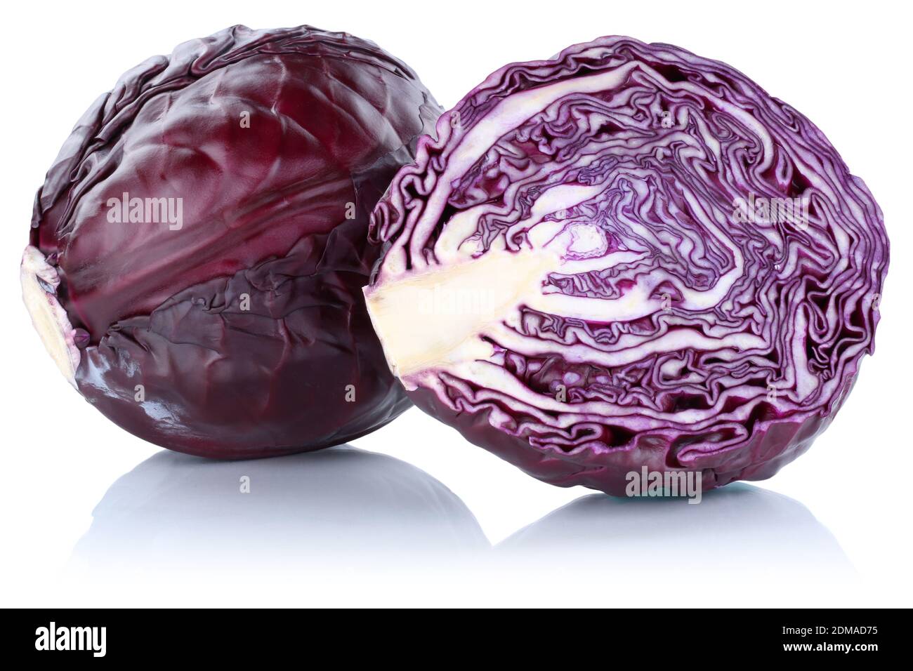 Blaukraut Rotkohl Kraut Kohl geschnitten Gemüse Freisteller freigestellt isoliert vor einem weissen Hintergrund Foto Stock