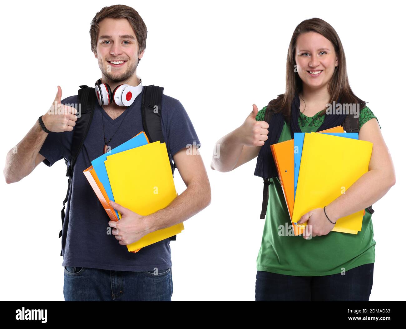 Studenten Daumen hoch junge Frau Mann jung lachen Jugendlicher Freisteller freigestellt auf weissem Hintergrund Foto Stock