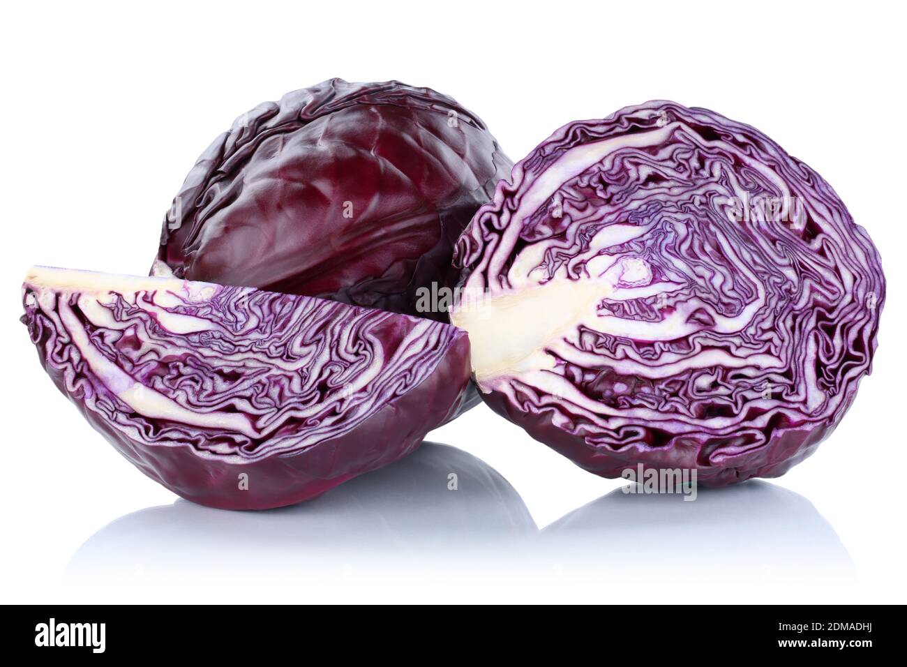 Blaukraut Rotkohl Kraut frisch geschnitten Gemüse Freisteller freigestellt isoliert vor einem weissen Hintergrund Foto Stock