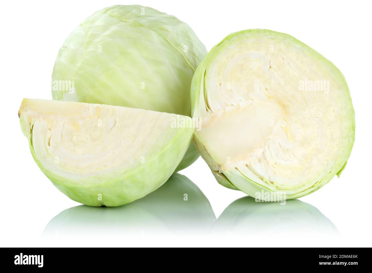 Weißkohl Weißkraut Kraut frisch geschnitten Gemüse Freisteller freigestellt isoliert vor einem weissen Hintergrund Foto Stock