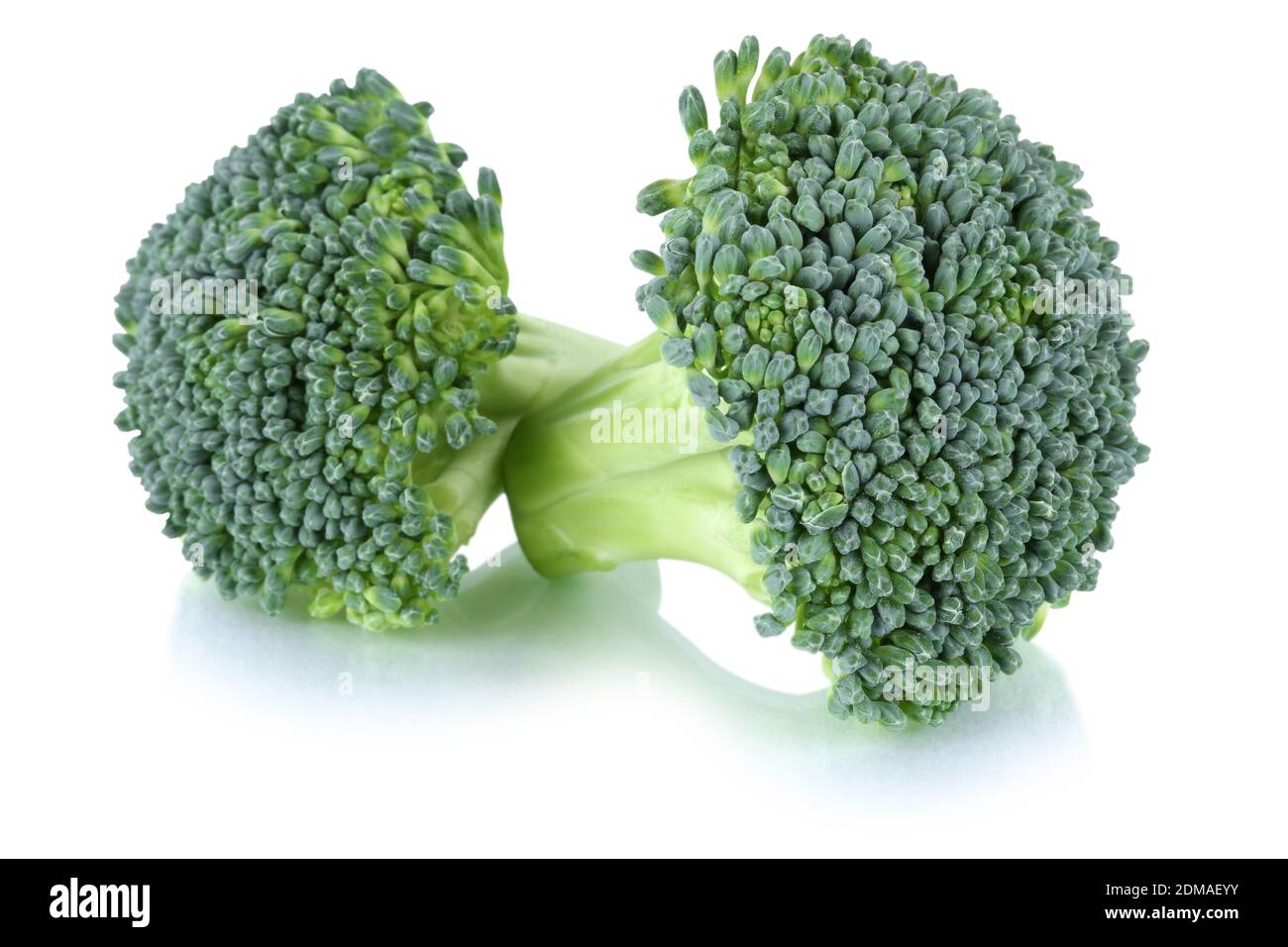 Brokkoli Broccoli Freisteller freigestellt isoliert vor einem weissen Hintergrund Foto Stock