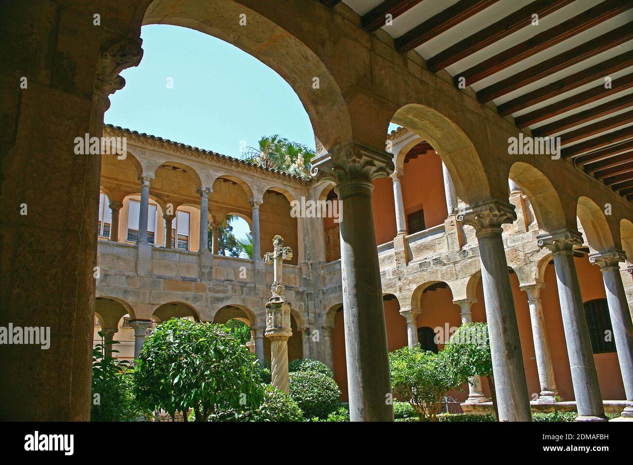 Il bellissimo chiostro della Cattedrale di Orihuela, Spagna (Catedral del Salvador) risale al 13 ° secolo. Stile gotico con dettagli barocchi. Foto Stock