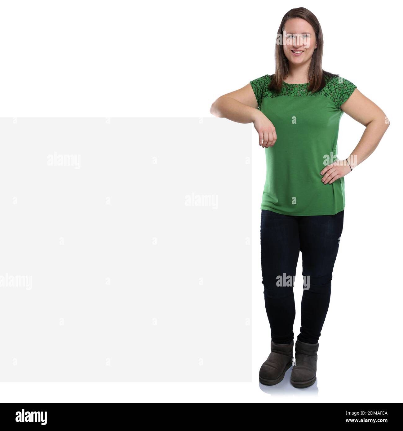 Junge Frau Werbung Marketing jung lachen mit leeres Schild leer Textfreiraum Copyspace Freisteller freigestellt auf weissem Hintergrund Foto Stock