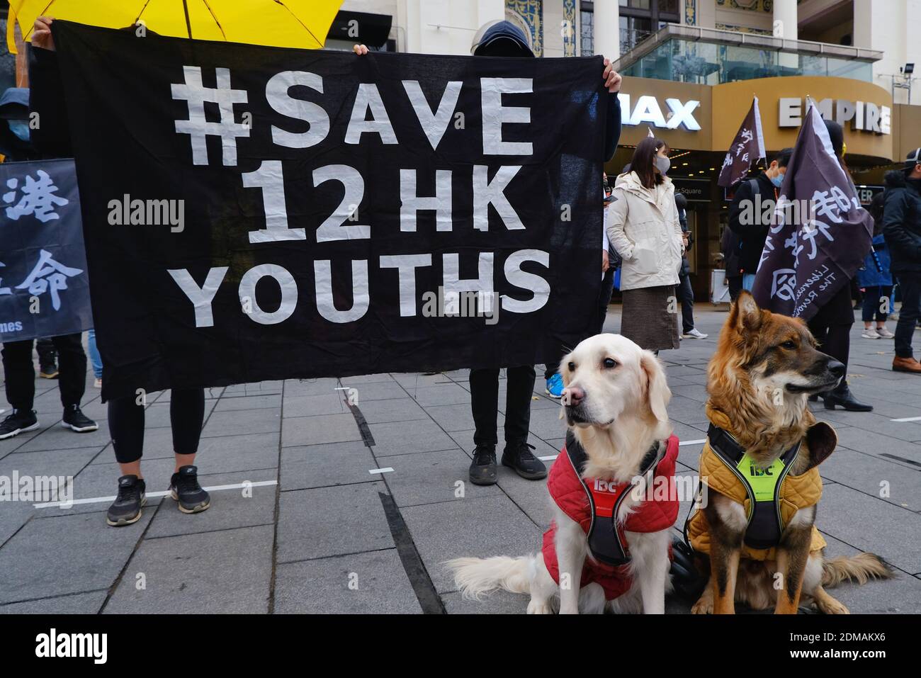 Gli attivisti favorevoli alla democrazia di Hong Kong a Londra prendono parte a un evento di lutto per evidenziare l’erosione dei diritti umani nell’ex colonia britannica. Foto Stock