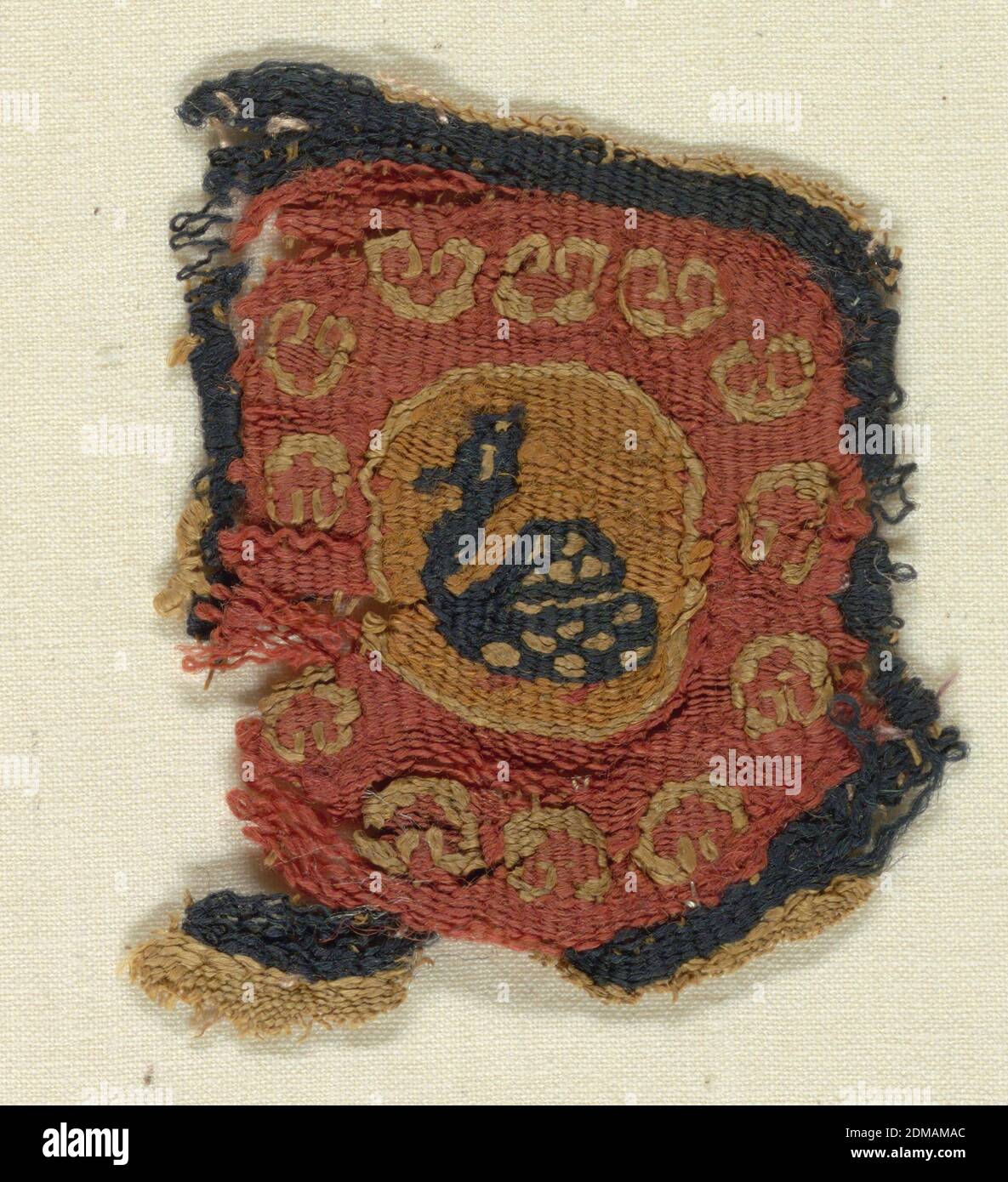 Frammento, Medio: Ordito; S-spun lino. Trame; lino S-spun, lane S-spun. Tecnica: Arazzo a fessura con avvolgimento di trama supplementare, piccolo frammento con un uccello crestato a collo lungo che nuota all'interno di una cornice circolare. Confine dei cuori., Egitto, IV-V secolo, tessuti tessuti, frammento Foto Stock