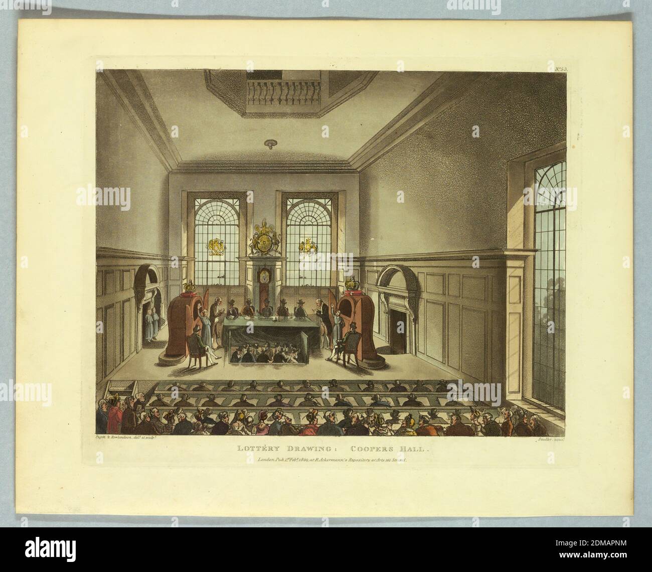 Disegno della lotteria: Coopers Hall, da 'Ackermann's Repository', Thomas Rowlandson, British, 1756–1827, Augustus Charles Pugin, francese, attivo Gran Bretagna, ca. 1762–1832, Joseph Constantine Stadler, tedesco, 1780 - 1822, Aquatint, pennello e acquerello su carta, onlookers di primo piano; poi tre file di uomini in una fossa, con fogli di tally. Il gioco della lotteria sul palco sopra, con giudici e chiamanti. Titolo, artisti e nomi degli editori qui sotto., Europa, Londra, Inghilterra, 1809, Stampa Foto Stock