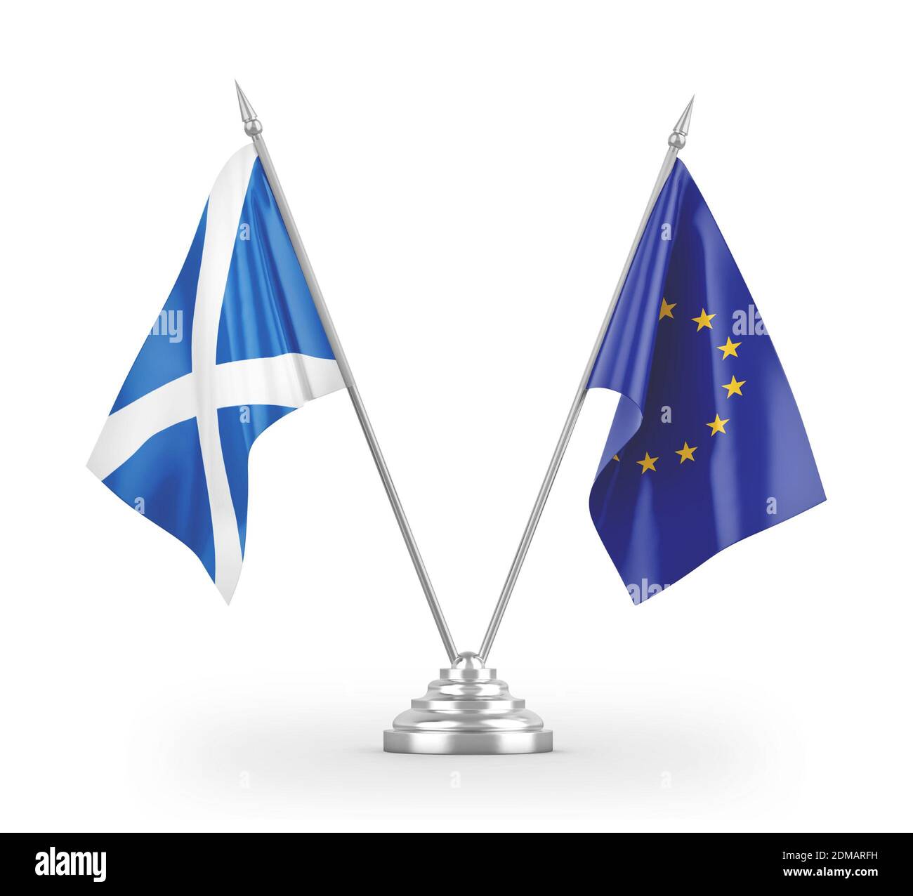 Bandiere da tavolo dell'Unione europea e della Scozia isolate su 3D bianco rendering Foto Stock