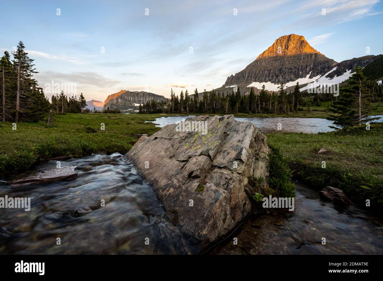 Boulder circondato da acqua fumante da Pond sotto la montagna di bearhat Foto Stock