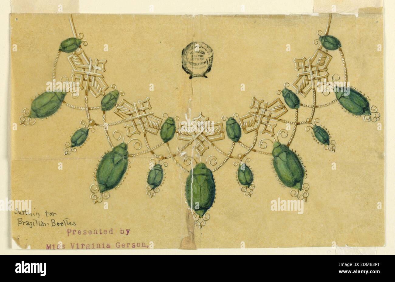 Design per collana con Beetles brasiliani, grafite, pennello e acquerello, bianco risaltante su carta da ricalco, la parte anteriore della catena è costituita da sei piccoli barbabietole e cinque ornamenti di nastri intrecciati a forma di croce. I festoni di corda collegano i piccoli scarabei e gli ornamenti. Al primo, appendere grandi coleotteri, al secondo, piccoli., USA, ca. 1900, gioielli, disegno Foto Stock