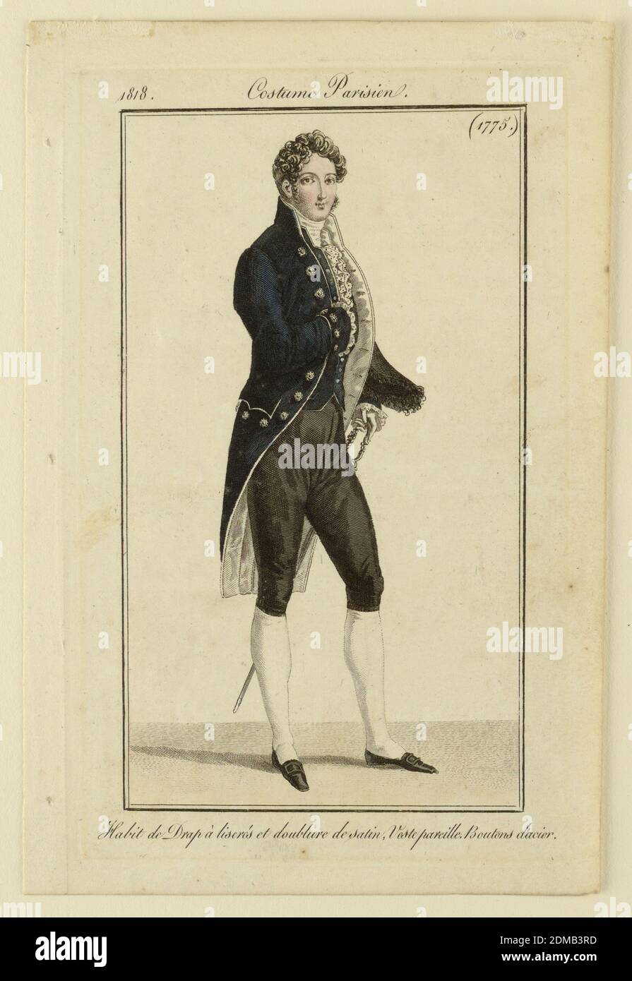 Disegno per il Costume di Gentleman: 1775, Journal des Dames et des Modes (Journal of Ladies and Fashion), Vingt-deuxième Année (22° anno), 64, Pierre-Antoine Leboux de la Mésangère, francese, 1761–1831, incisione, colorata a mano con pennello e acquerello su carta crema, incisa, piatto di moda colorato a mano con una figura a tutta lunghezza di un uomo con capelli biondi ricci, rivolti verso destra. Porta il cappello nero sotto il braccio sinistro, mentre la mano sinistra poggia sulla spada. Indossa un cappotto blu, cravat bianco con volant bianchi sotto, e braghe nere. Foto Stock
