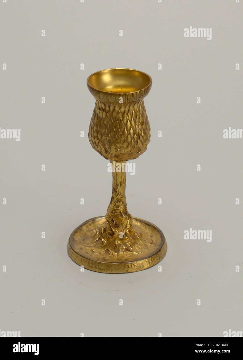 Calice, bronzo dorato fuso, calice in bronzo dorato fuso con motivo carciofo sull'esterno; piede spesso con lettere; gambo di pianta-like., New York, NY, USA, 1907, metallurgia, Arti decorative, calice Foto Stock