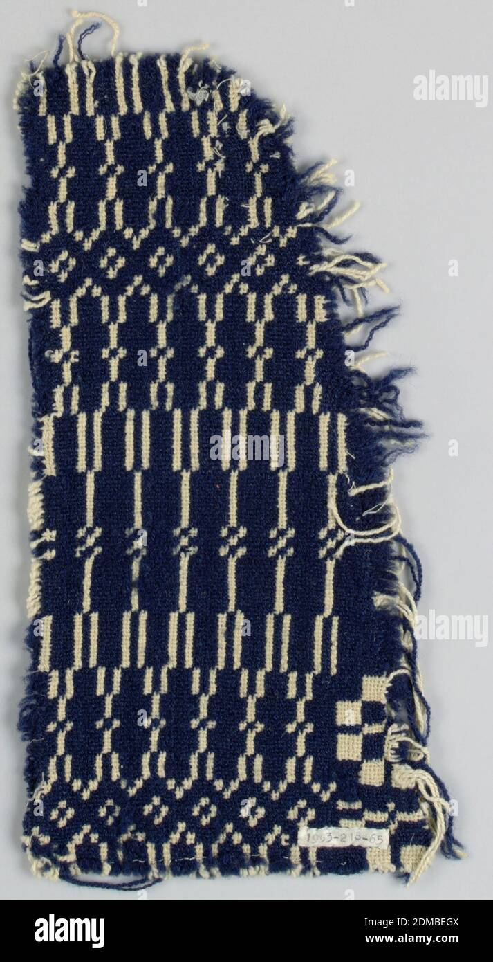 Frammento di coverlet, mezzo: Lana, cotone tecnica: Doppio tessuto, frammento di bordo che mostra il bordo geometrico lineare tradizionale. In lana tinta indaco blu molto scuro con cotone non sbiancato, non sgranato., USA, XIX secolo, tessuti tessuti, frammento di copriletto Foto Stock