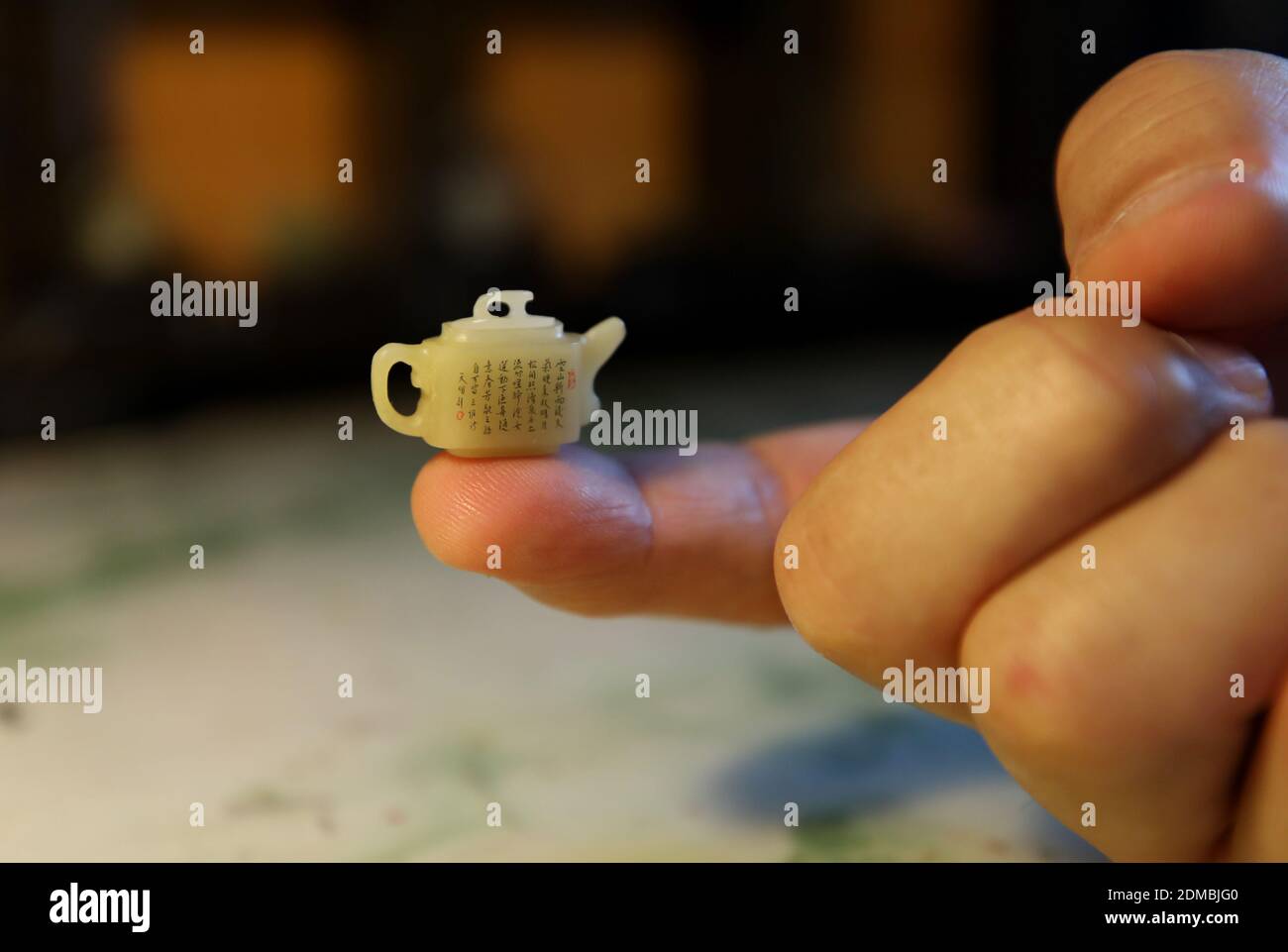 (201216) -- JINAN, 16 dicembre 2020 (Xinhua) -- Wang Tianming dimostra la sua scultura in miniatura a Jinan, nella provincia di Shandong, nella Cina orientale, il 16 dicembre 2020. Il micro-scultore Wang Tianming, 71 anni, è un maestro di arte e artigianato di livello provinciale conosciuto per le sue sculture in miniatura. Wang non solo può carve figure microscopiche su giada, bollitori del tè e grani di riso, ma anche su un singolo filo di capelli umani. L'artista ha lavorato meticolosamente in modo dettagliato figure per 35 anni. La micro-scultura, negli occhi di Wang, è un'arte artigianale di sentire. Tuttavia, la sensazione può essere acquisita solo di giorno in giorno Foto Stock