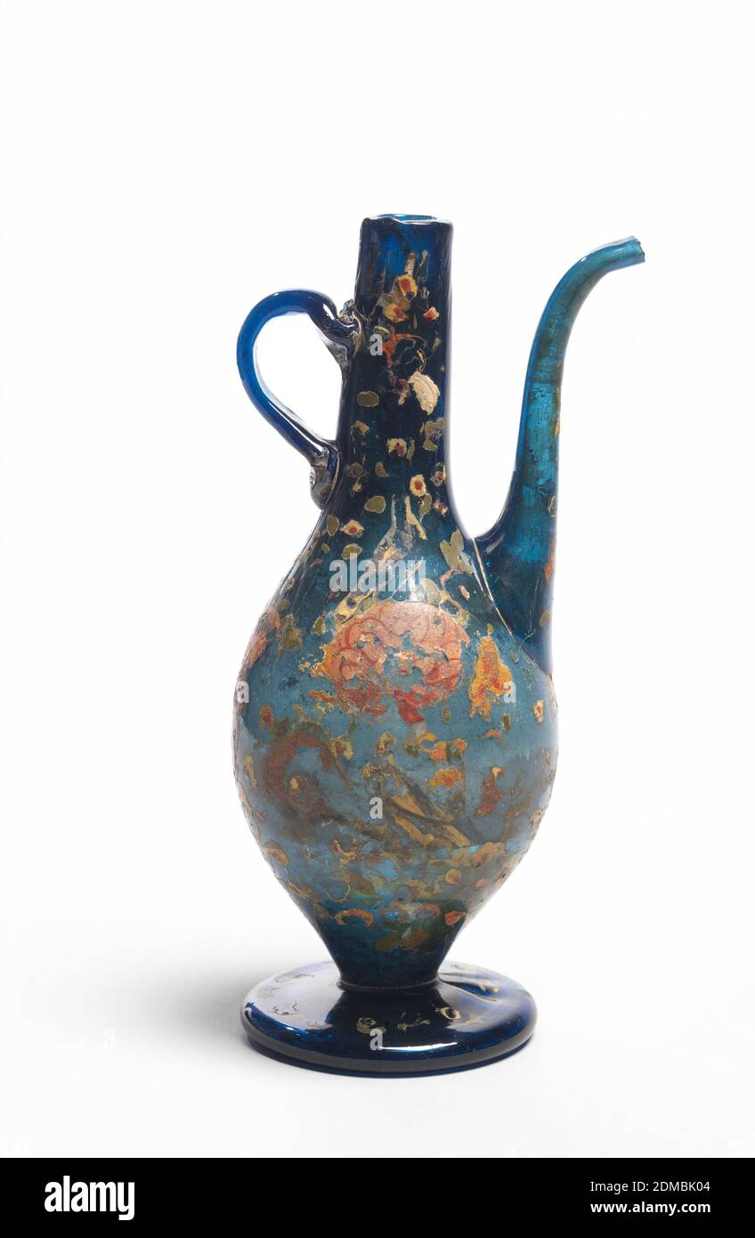 Caraffa, vetro smaltato, caraffa con piedi in vetro blu con decorazione dipinta di giallo e rosso; vaso a forma di pera con manico semicircolare al collo., Iran, XVII-XVIII secolo, vetreria, arti decorative, Pitcher Foto Stock