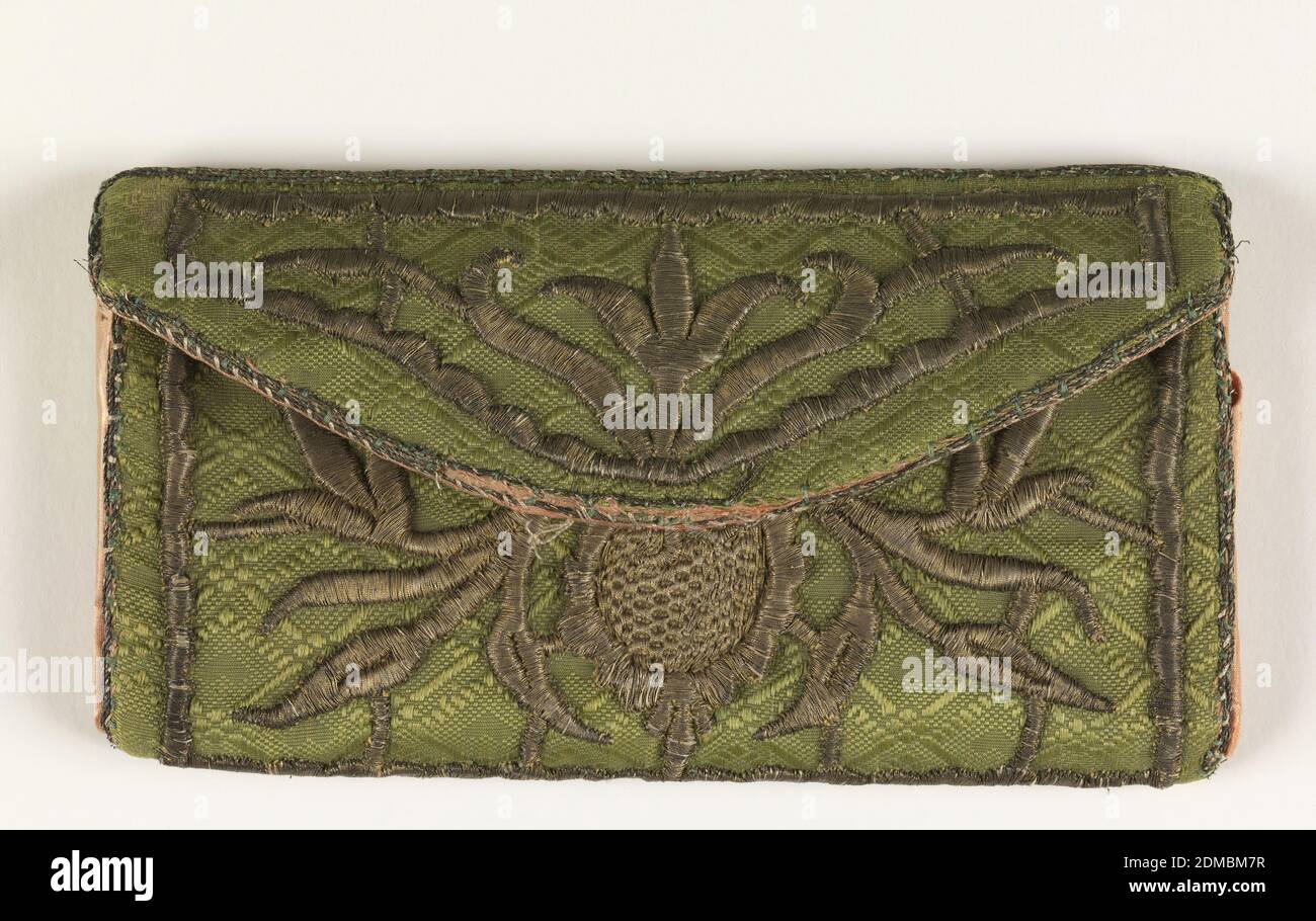 Libro di pocketbook, Medio: Fili di seta metallizzati e filo dorato piatto su fondazione di seta tecnica: Ricamato in cuciture a taglio imbottite su fondazione di damasca, libro di pocketbook con ricamo di filo metallico su terreno di damasca verde., XVIII secolo, costume e accessori, libro di pocketbook Foto Stock