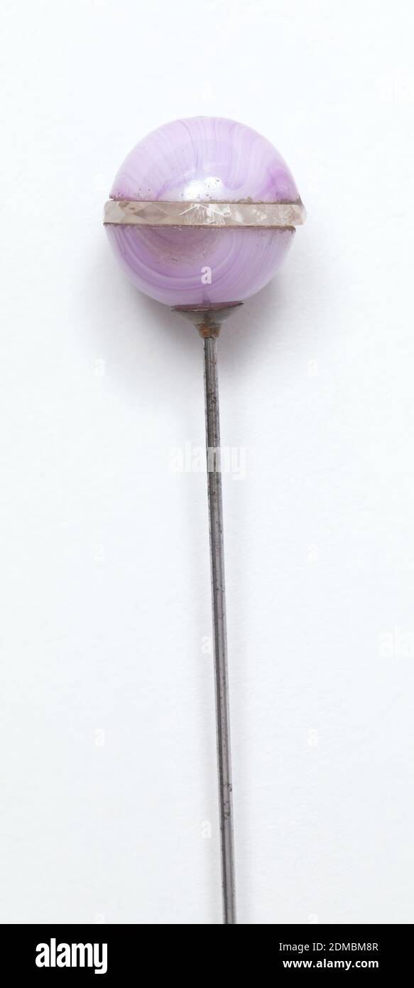 Cappello pin, vetro, argento, la testa di pin è una sfera di ametista, o marmo con vetro semplice, tagliato in sfaccettature, set in., USA, fine del 19 ° secolo, gioielli, arti decorative, cappello pin Foto Stock