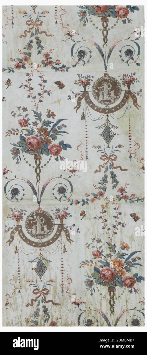 Parete laterale, Ferrouillat, stampata a blocchi su carta fatta a mano, rettangolo verticale di fogli di carta Uniti. Medaglione alternato in grisaille di una donna in piedi con una capra sacrificale ad un altare, e cestini di fiori da cui è drappeggiato un largo nastro. Sopra e sotto, grande cesto di fiori. Unendo le varie unità del disegno sono arabeschi di archi a nastro, scroll, ghirlande di fiori e farfalle., Lione, Francia, ca. 1795, rivestimenti, pareti laterali Foto Stock
