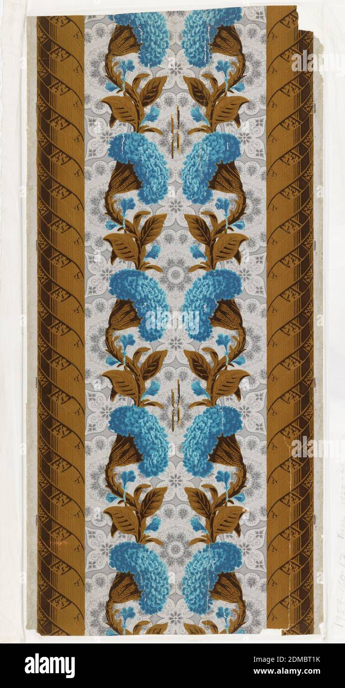 Bordo, blocco stampato e floccato su carta fatta a mano, doppio fregio parallelo, che corre la lunghezza della carta. Sopra una fila di galli blu con foglie di gregge di cachi su un terreno con motivi di lacy in sfumature di grigio, è un bordo simile a torus con decorazione del nastro di gregge di cachi., Francia, 1820–24, Wallcoverings, Border Foto Stock