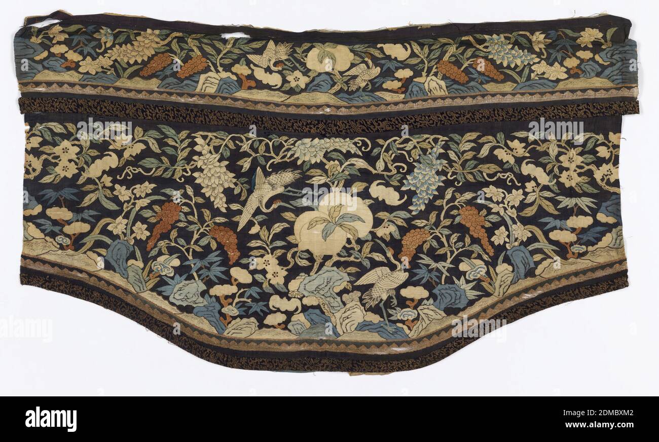 Pannello, Medio: Seta, tecnica metallica: Arazzi a fessura, alberi da frutto e fiori che crescono da rocce su sfondo blu scuro. Due gru e due pipistrelli in cielo. Alcuni dettagli dipinti., Cina, 19 ° secolo, tessuti tessuti, pannello Foto Stock