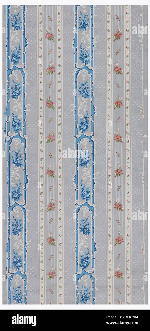 Parete laterale, carta stampata a blocchi, stampa a righe floreali in stile rococò-revival. Lavori di scrollwork assymetrical e bouquet floreali. Stampato in grigio, bianco, blu e rosa su fondo grigio, ca. 1850, rivestimenti, pareti laterali Foto Stock