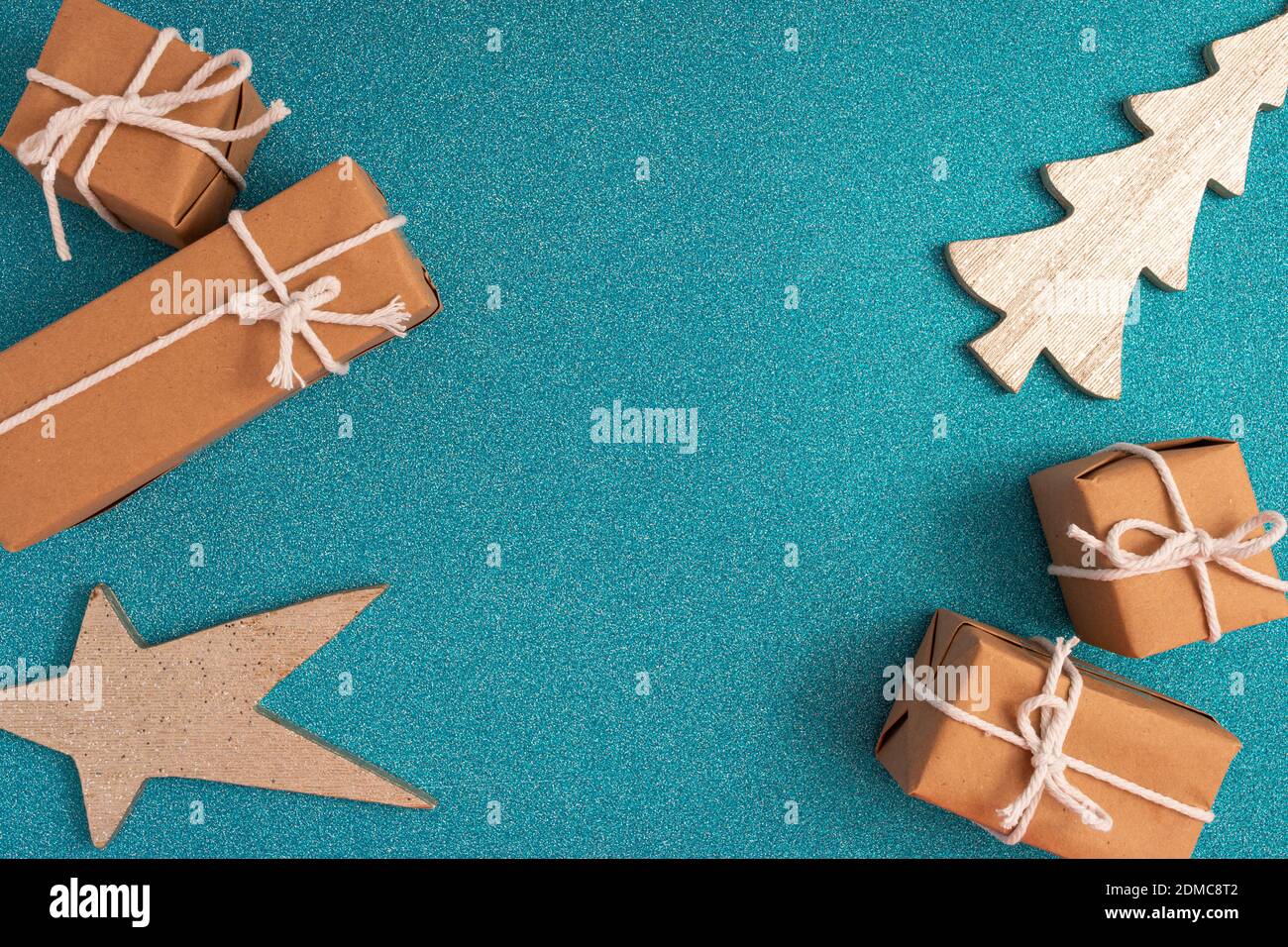 La Navidad reflejada en fondos con emocion en variados contextos de fondos y colores. Foto Stock